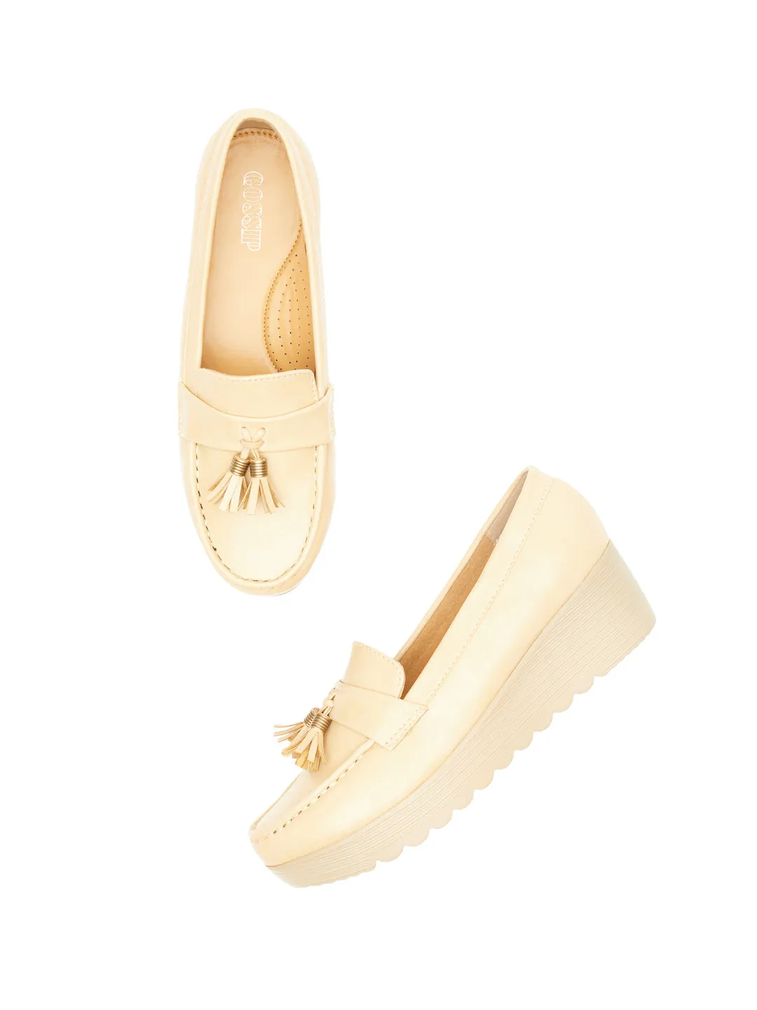 GOSSIP WOMENS BEIGE MOCCASINS