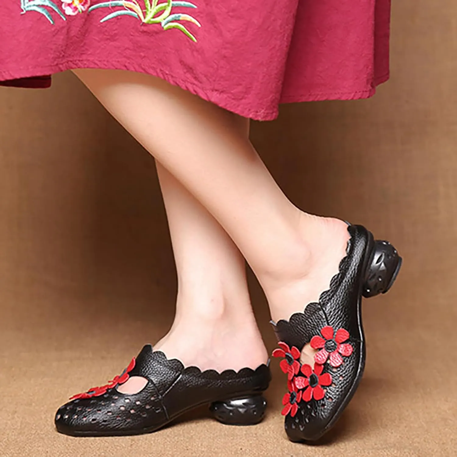 Women's Leather Retro Handmade Flower Hollow Out Chunky Heel Mules Slip-On Wide Closed Toe Comfort Low Block Heel Slide Sandals Casual Non-Slip Backless Heel Loafers for Summer Outdoor