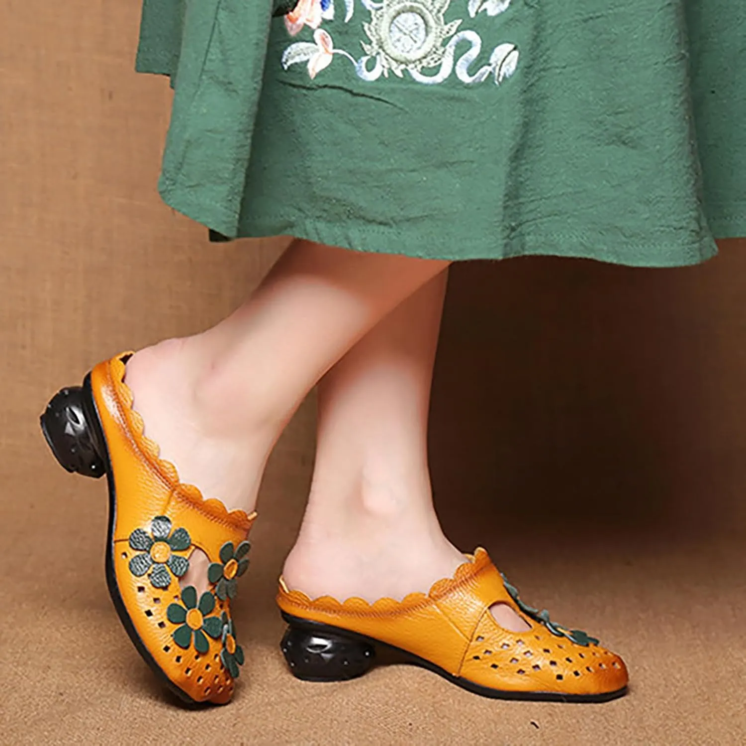 Women's Leather Retro Handmade Flower Hollow Out Chunky Heel Mules Slip-On Wide Closed Toe Comfort Low Block Heel Slide Sandals Casual Non-Slip Backless Heel Loafers for Summer Outdoor