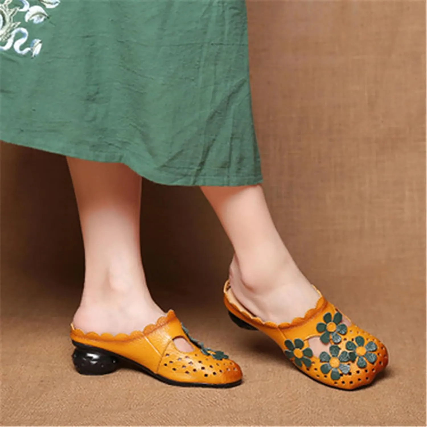 Women's Leather Retro Handmade Flower Hollow Out Chunky Heel Mules Slip-On Wide Closed Toe Comfort Low Block Heel Slide Sandals Casual Non-Slip Backless Heel Loafers for Summer Outdoor